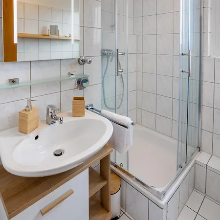 Mint Design-studio Mit Balkon דירה